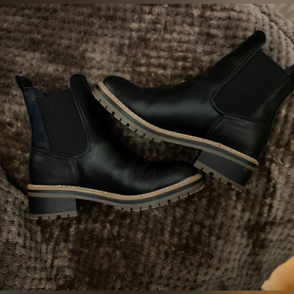 Women's 5 Black Chelsea Boot